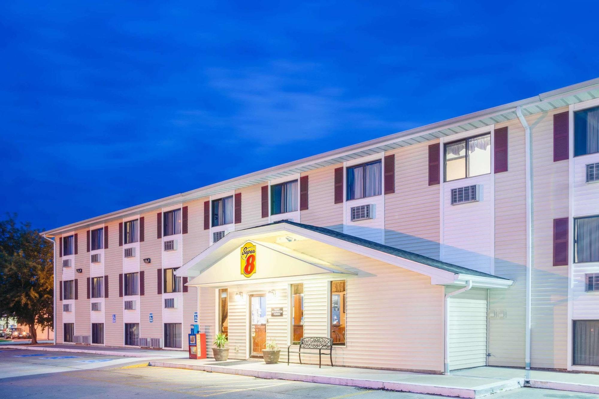 Super 8 By Wyndham Burlington Otel Dış mekan fotoğraf